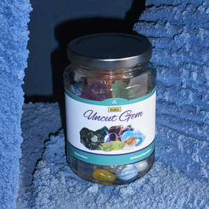 边挨草边给老公打电话
