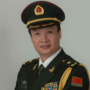 边挨草边给老公打电话
