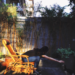 边挨草边给老公打电话
