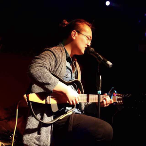 边挨草边给老公打电话
