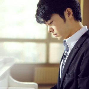 边挨草边给老公打电话
